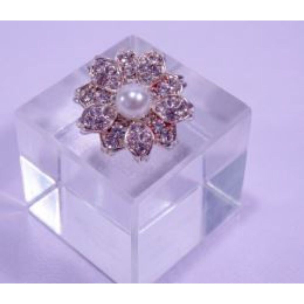 Designer Women's Crystal Petal Pearl Flower Cocktail Ring Sz 6 NWOT 78